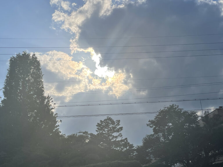 雲の合間から指す光